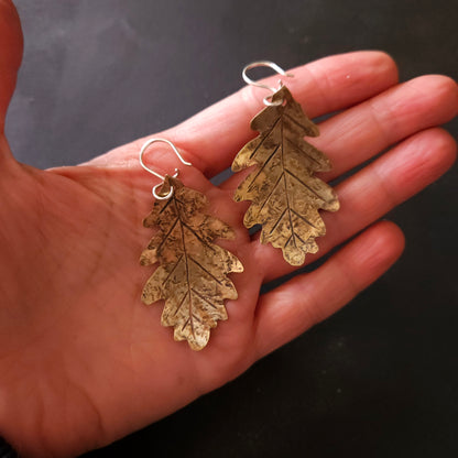 Grandes boucles d’oreilles feuilles de chêne en laiton – crochets argent sterling faits main