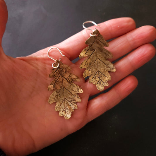 Grandes boucles d’oreilles feuilles de chêne en laiton – crochets argent sterling faits main