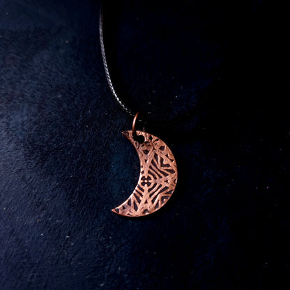 Collier Lune "Aluna" en cuivre texturé