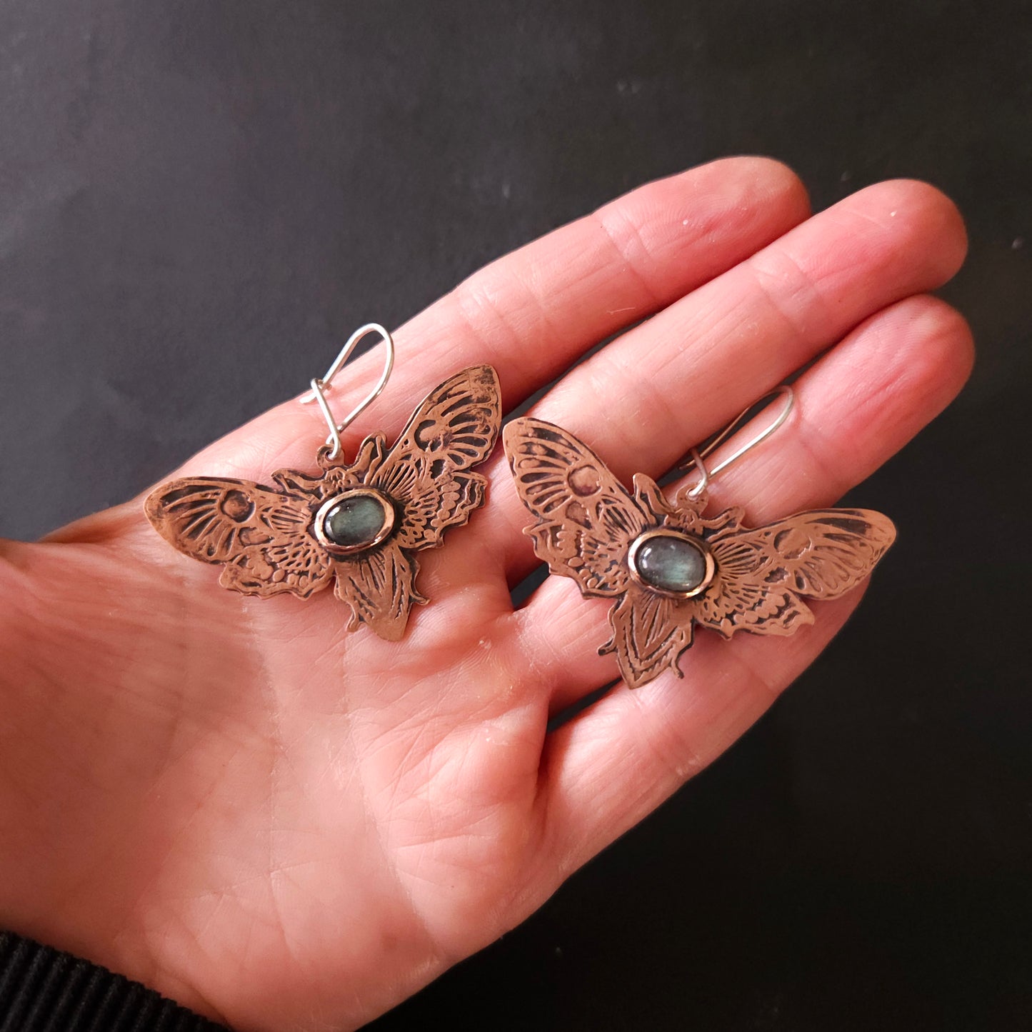 Boucles d'oreilles Papillon de nuit en cuivre et Labradorites ovales